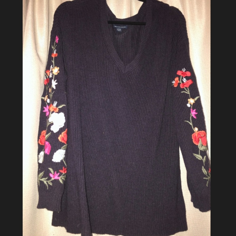 AE. Beautiful navy floral sweater. XL.